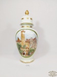 Potiche com tampa pega dourada  em porcelana  pintada representando  cenas de castelo. Medida 26 cm altura x 8 cm diametro