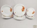 jogo 9 pratos porcelana floral renner  tonalidade laranja, composto 4 pratos sobremesa, 3 pratos fundos e 3 pratos rasos (1  apresenta pequeno bicado na borda)