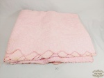 Colcha solteiro   algodao tonalidade rosa  padrao piquet , Media  1,68x2,17. Apresentam marcas de  guardado e de uso
