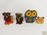 Lote de  4 enfeites em madeira representando corujas, diversos tamanhos.Medida maior 14cm x 13 cm , a menor 3cm x 3 cm