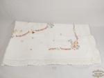 Toalha de mesa retangular algodao  bordada em ponto de cruz. medida 1,50x 1,25. Apresenta marcas de guardado