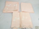 Jogo 4 peças de lençol casal , tonalidade rosa bordado, composto 2 Lençóis e 2 fronhas. Medida 2,10cm x 2,60, as fronhas 69cm x 46 cm. Apresenta marcas de guardado, manchas necessitando de lavar