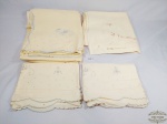 Jogo de 4 peças de lençol de casal algodão bordado ,  composto 2 fronhas, 2 lencois. , medida 2,15x2,63 as fronhas  67x49 cm .Apresentam marcas de guardado,  manchas ,necessitando lavagem
