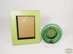 Lote 2 porta retratos tonalidade verde, Medida 22cm x 27 cm moldura de couro, 17,5 altura de ceramica