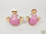 Par de bonecos  em ceramica  pintados    suporte de talheres . Medida 17 cm de altura x 16 cm