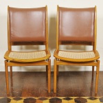 FINN JUHL (Copenhagem 1912-1989) - "Egyption Chair" - Par de cadeiras dinamarquesas executadas em peroba do campo com assento em palhinha e encosto estofado revestido em couro no tom caramelo. Med: 55cm x 56cm x 89cm