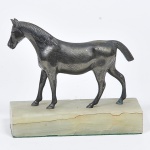 Escultura confeccionada em bronze cinzelado e patinado representando "Cavalo" sobre base em mármore com fundo em feltro na cor verde (base no estado) MED: 12 X 21CM (escultura)