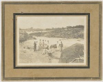 PARRA -  Fotografia de comitiva no Rio Paraibuna em viagem realizada entre Juiz de Fora e Três Rios em 1921, colada em cartão, assinada pelo fotógrafo na chapa. 11,8 x 16,6 cm (19,2 x 24,4 cm). Fotografia em bom estado.
