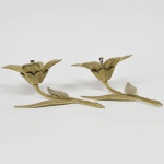 Par de cinzeiros indianos decorativos em bronze dourado e cinzelado em forma de flor, pétalas removíveis. Década de 1950. Med: 27 x 18 x 12cm