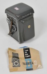COLECIONISMO - Yashica - Antiga camera fotográfica com lente de 80mm  modelo Yashica B com caixa em baquelite com aplicações em metal. Case em couro e Estojo original com manual de instruções (Funcionando) . Med: 15 x 9 x 9cm