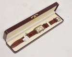 TECHNOS - Relógio de pulso feminino, estilo art deco, movimento a quartz, com dois mostradores, caixa em aço inox, pulseira em couro. Med da Caixa: 3 x 2cm No Estojo
