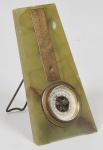 COLECIONISMO -  Antigo Barômetro italiano com termometro com caixa em ônix verde rajado aplicação em metal cinzelado. e proteção em vidro. (Termômetro no Estado) . Med: 20 x 10cm