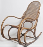 THONET  - Cadeira de balanço austríaca confeccionada em madeira nobre entalhada com assento e encosto em palhinha. med: 107 x 50 x 110cm