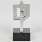 NELSON LEIRNER - Escultura contemporânea em alumínio, base em material sintético. Peça assinada. Med: 27cm