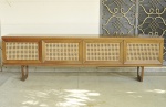Móvel buffet estilo art deco, em madeira entalhada, com 04 portas, área interna com quatro prateleiras e duas divisórias. Portas com galeria em palhinha natural. Med: 270 x 45 x 80cm