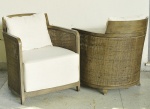 SACCARO - Elegante par de poltronas, estilo moderno em madeira com galerias revestidas em ratan natural trançada. Almofada solta revestida em tecido. Med: 66 x 76 x 77cm