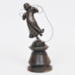FROSDIEL - Menina Pulando Corda - Escultura em bronze patinado e finamente cinzelado. Datado de 1906 - Inscrições Art Union of London. Base em madeira nobre. Med: 29cm de altura total