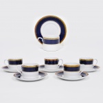 VISTA ALEGRE (Portugal) - Brest - 05 xícaras de chá em fina porcelana portuguesa, decorada em policromia com folhas de louros faixas no tom azul cobalto de filetes em ouro. Peça marcada da base