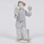 MARCO GINER (Hand made in Spain) - "Palhaço com pomba brança" Escultura em porcelana espanhola policromada. Peça marcada na base. Med: 22cm