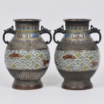 Antigo par de vasos bojudos chinêses em cloisonné decorado com animais, ondulados, acantos e caracteres, alças laterais em forma de figura. Med: 24 x 16cm