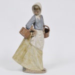 NAO (Hand made in Spain by Lladró) -  Escultura em porcelana espanhola esmaltada e vitrificada representando Figura feminina, Peça marcada e numerada na base. Med: 37 cm de altura
