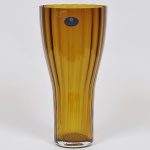 HOME GALLERY (Polônia) Vaso floreira em cristal polonês na cor ambar com bojo gomado. Med: 35cm