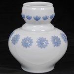 NAO by LLADRÓ - Vaso floreira bojudo em porcelana espanhola esmaltada e vitrificada, decorado com trevos e margaridas em alto relevo, Peça marcada e numerada na base, Med: 22cm