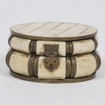 Caixa porta jóias com estrutura em metal dourado cinzelado e aplicações em marfim. Med: 11 x 11 x 6cm