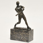 MILO - Escultura art deco em bronze ricamente cinzelado representando "Jogador de beisebol" Med: 25cm Base em granito preto Peça Assinada