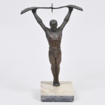 FIGURA MASCULINA - Escultura em bronze patinado e cinzelado. Base em mármore de dois tons. Ausência de Assinatura. Med: 32cm de altura total