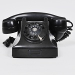 COLECIONISMO - Antigo telefone analógico da companhia ericsson década de 1950 com caixa em baquelite na cor preta e maquinário em metal (Funcionando) Apresenta restauro, Med: 18 x 15 x 15cm