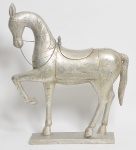 Escultura confeccionada em resina de poliéster nobre patinada representando Cavalo. Med: 54 x 13 x 65cm
