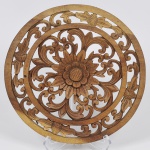 VALE DO JEQUITINHONHA - Mandala em madeira nobre com elementos fitomórficos, filigranados; peça de rara beleza e difícil execução. Diam: 30 cm