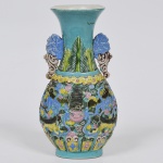Vaso Floreira em porcelana chinesa dito pasta dura,, período da Dinastia Qing (1644-1912) possivelmente Reinado Qianlong (1736 - 1796) com esmaltes da família verde em alto relevo. Peça selada ao fundo. Med: 24cm