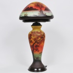 LUIZ OCTÁVIO RAVAGNANI (Petrópolis 1962) - Belíssima Luminária de mesa no padrão cogumelo em pasta de vidro acidada, decoração com paisagem iconográfica do Rio de Janeiro. Med: 65cm de altura - Peça assinada