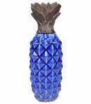 Belíssimo e grande objeto decorativo em porcelana com relevos em forma de abacaxi. Medida 30 cm de altura.