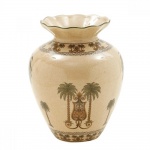 Espetacular vaso de porcelana com efeitos craquelados e pintura de palmeiras imperiais. Medida 28,5 cm de altura.