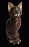 Escultura de gato em bloco de madeira ricamente entalhado. Medida 33 cm de altura.
