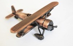 Espetacular apontador de lápis para coleção, confeccionado em metal na forma de antigo avião .Medida 10x10cm.