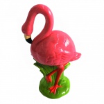 Belo flamingo em porcelana com detalhes tropicais. Medida Altura 27,5cm.