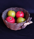 Objeto decorativo composto de cesta de junco com quatro frutas de madeira. Medida 29 cm de diâmetro no cesto.