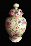 Espetacular e grande potiche em porcelana oriental com florais, efeitos craquelados e tampa com vazados e belo puxador. Medida 36 cm de altura.