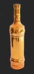 Garrafa decorativa em vidro pintada de tom ouro. Medida 32 cm de altura.
