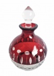 Perfumeiro em cristal com ricos lapidados em maravilhoso tom vermelho. Medida 10 cm de altura.