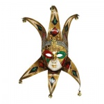 Máscara veneziana com ricos adornos e bela policromia. Medida 42x20cm.