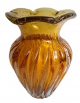 Grande, belo e espesso jarro de Murano com gomos torcidos e borda elegantemente torneada e levemente ondulada. Medida 34 cm de altura e 22 cm de diâmetro. Não pode ser enviada pelos correios.