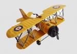 Grande avião feito de metal e chapa com riqueza de acabamentos e policromia representando os antigos aviões da 1ª Guerra Mundial. Medida 27x26cm.