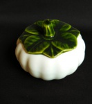 Molheira com tampa em porcelana na forma de abóbora moranga.