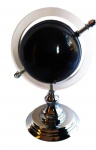 Elegante globo decorativo em metal polido e acrílico. Medida 31 cm de altura e 20 cm de diâmetro.