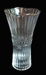 Bela floreira estilo retro em espesso vidro prensado e delicados relevos. Medida 24 cm de altura.